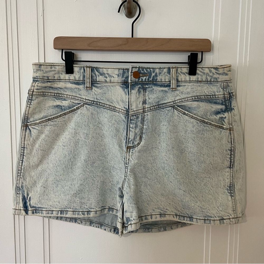Target Universal Thread High-Rise Light Stone Wash Denim Shorts Size 14/32